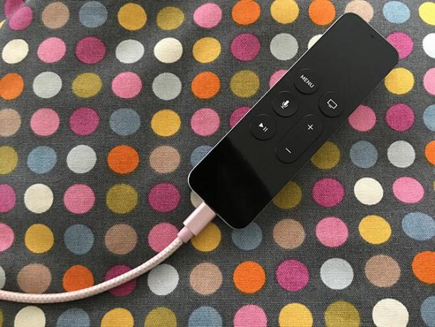 Jak skonfigurować i używać pilota Apple TV Apple TV do ładowania