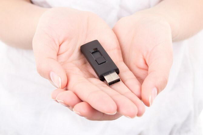 Dysk USB w rękach