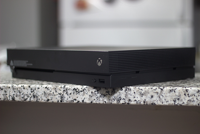 Front systemu Xbox One X.