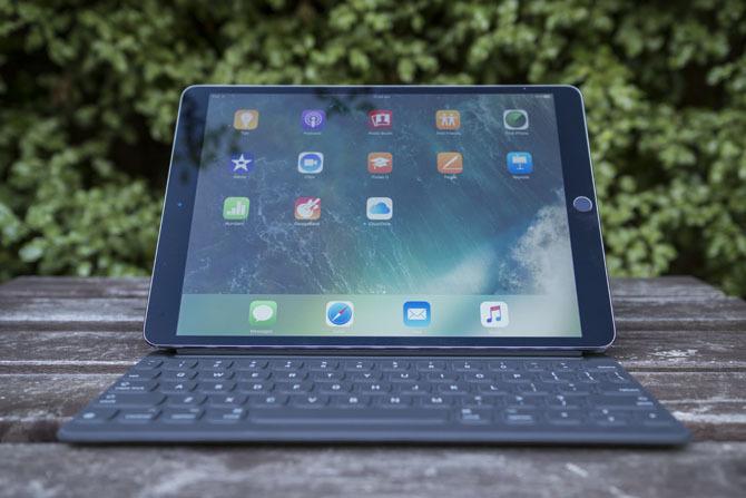 Recenzja iPada Pro 10.5: Czy najlepszy iPad wystarczy? ipad pro 105 stand2