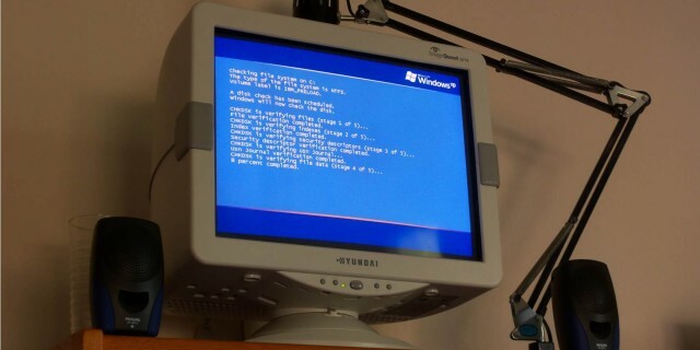 stary komputer z systemem Windows XP