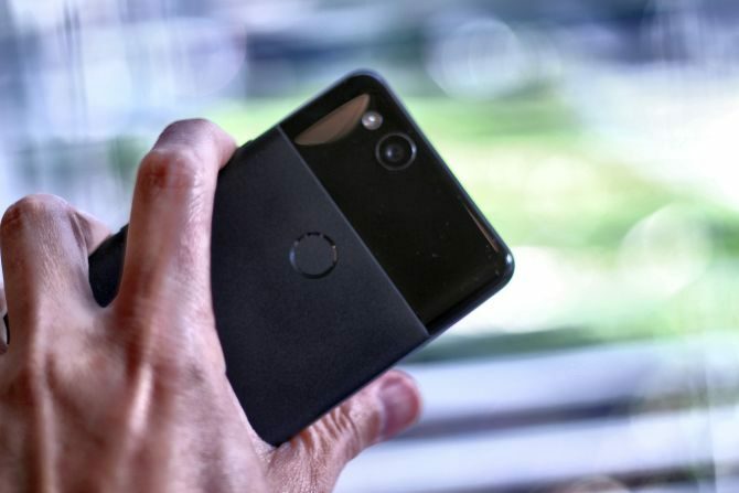 Recenzja Google Pixel 2: Czy to najlepszy smartfon w historii? google pixel 2 trzyma w ręku 670 x 447