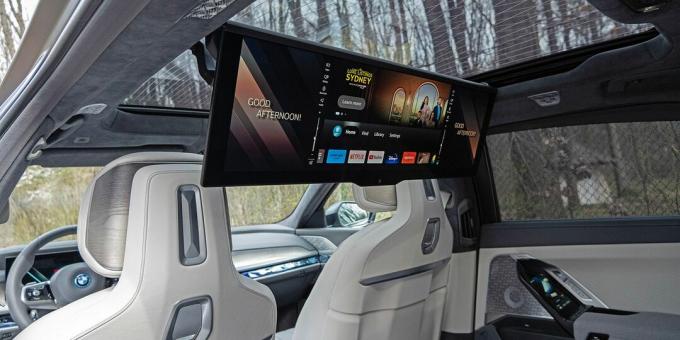 BMW i7 z opuszczonym ekranem kinowym