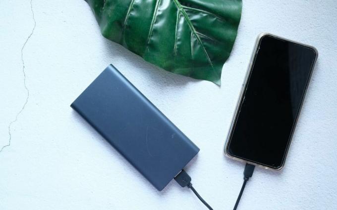 Power Bank do ładowania urządzeń mobilnych na stole