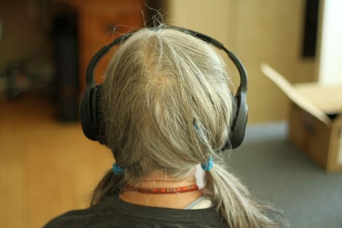 Czy słuchawki bezprzewodowe Audeara A-01 mogą pomóc w przypadku starczego ubytku słuchu? (Recenzja i prezent) słuchawki audeara a01 działają zgodnie z reklamą 670x447