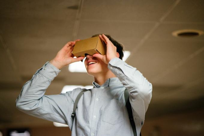 Mężczyzna używający Google Cardboard