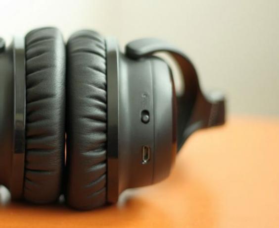 Czy słuchawki bezprzewodowe Audeara A-01 mogą pomóc w przypadku starczego ubytku słuchu? (Recenzja i prezenty) przełącznik redukcji szumów prawa muszla audeara a01 614x500