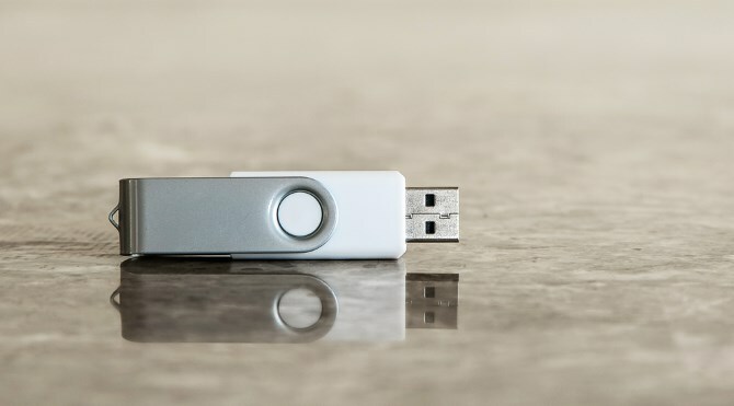 Dysk USB na marmurze