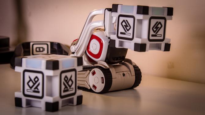 Ten robot-robot ma swoje własne życie: Anki Cozmo Review Cozmo 5