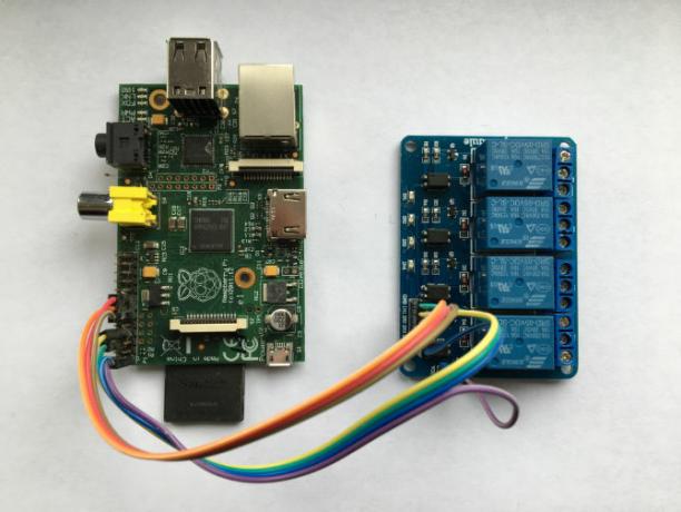 Raspberry Pi podłączony do płyty przekaźników