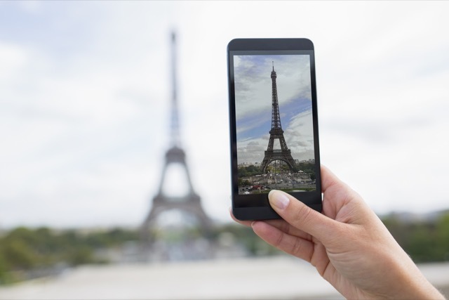 Zdjęcie wieży Eiffla zrobione smartfonem