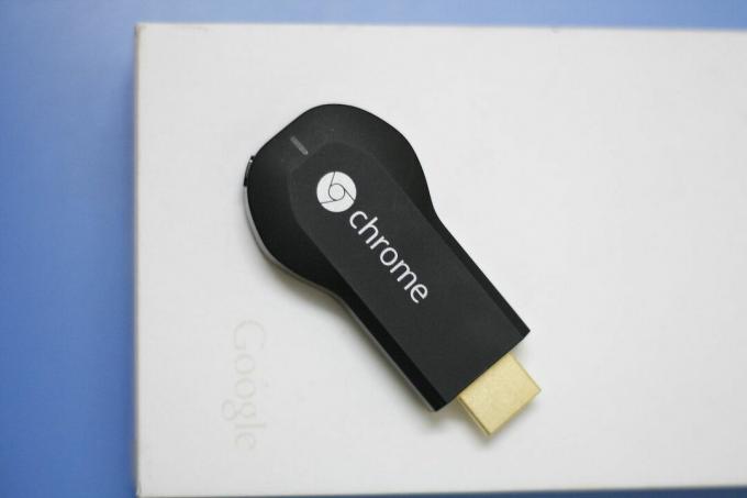 Klucz sprzętowy Google Chromecast na stole